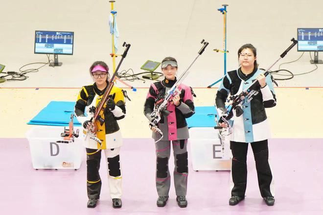 日本选手击败对手，获得射击银牌